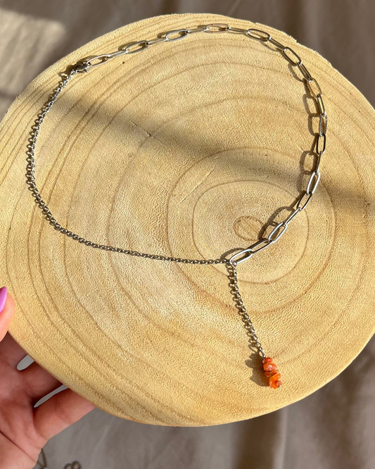 שרשרת עניבה מתכווננת עם צ'ארם קרנליאן | סטיינלס סטיל