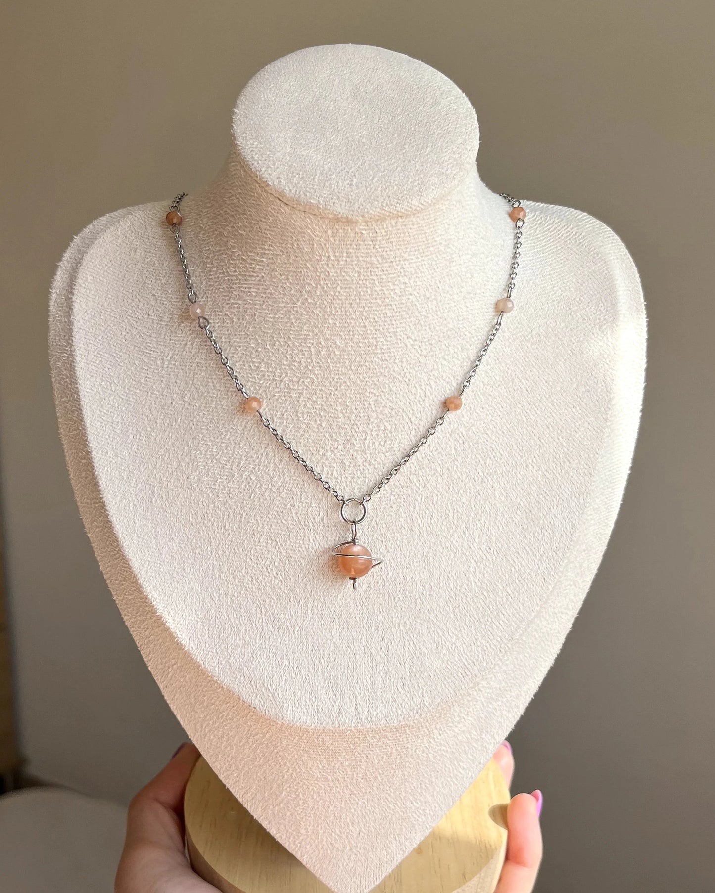 שרשרת צ'וקר כוכב לכת מונסטון אפרסק | סטיינלס סטיל