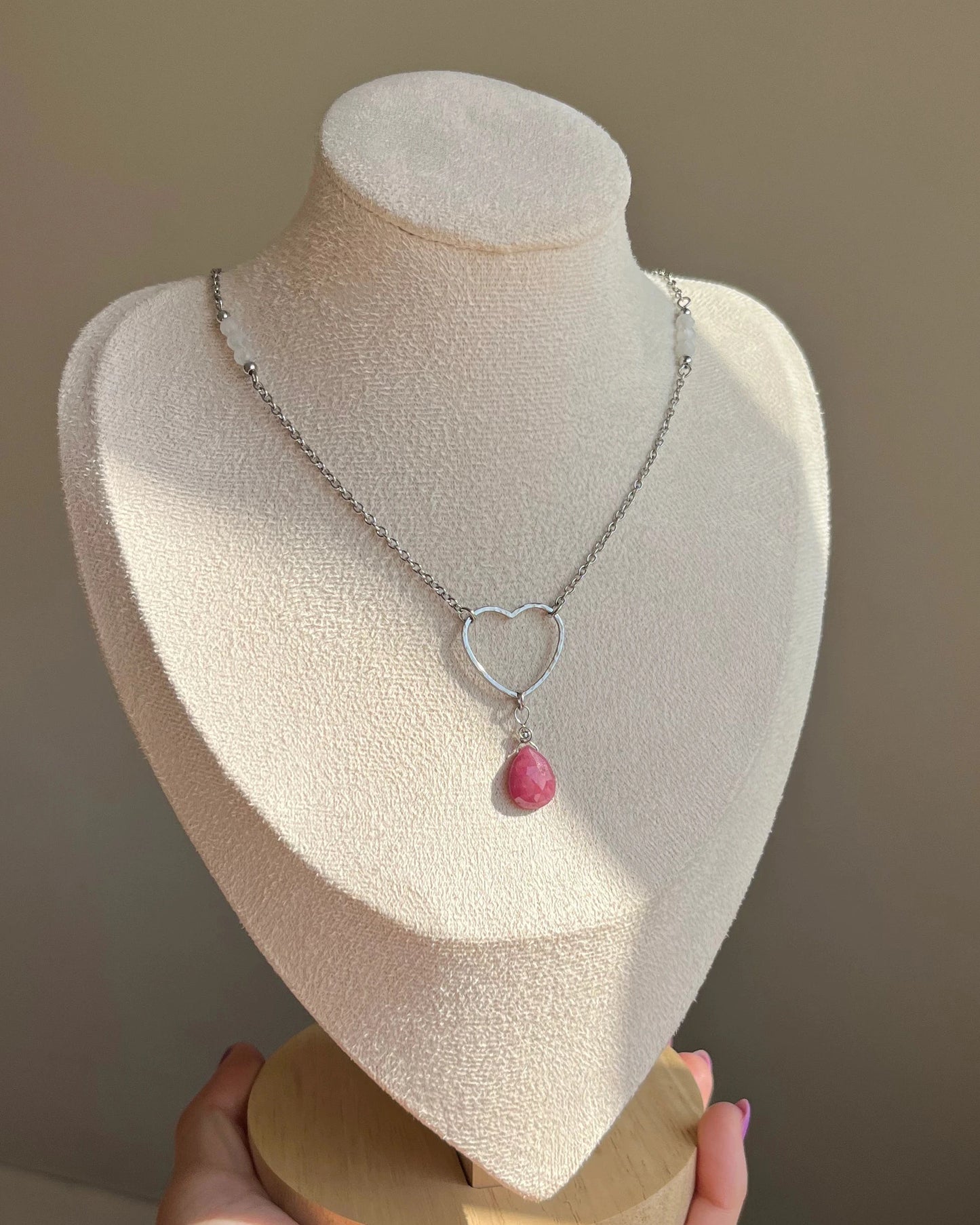 שרשרת צ'וקר לב עם רובי וחרוזי מונסטון ריינבו | סטיינלס סטיל