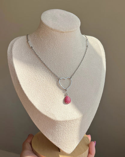 שרשרת צ'וקר לב עם רובי וחרוזי מונסטון ריינבו | סטיינלס סטיל