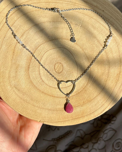 שרשרת צ'וקר לב עם רובי וחרוזי מונסטון ריינבו | סטיינלס סטיל