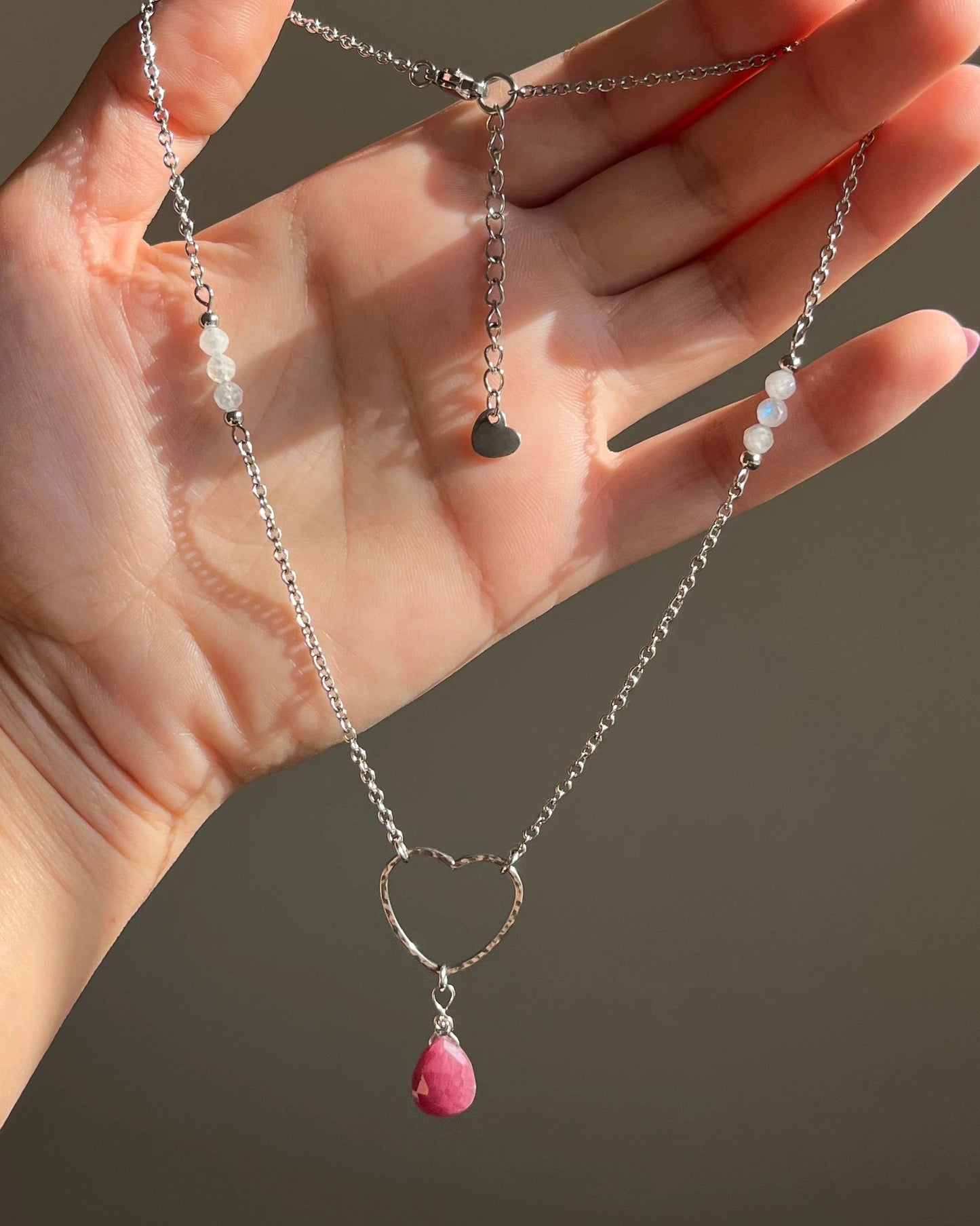 שרשרת צ'וקר לב עם רובי וחרוזי מונסטון ריינבו | סטיינלס סטיל