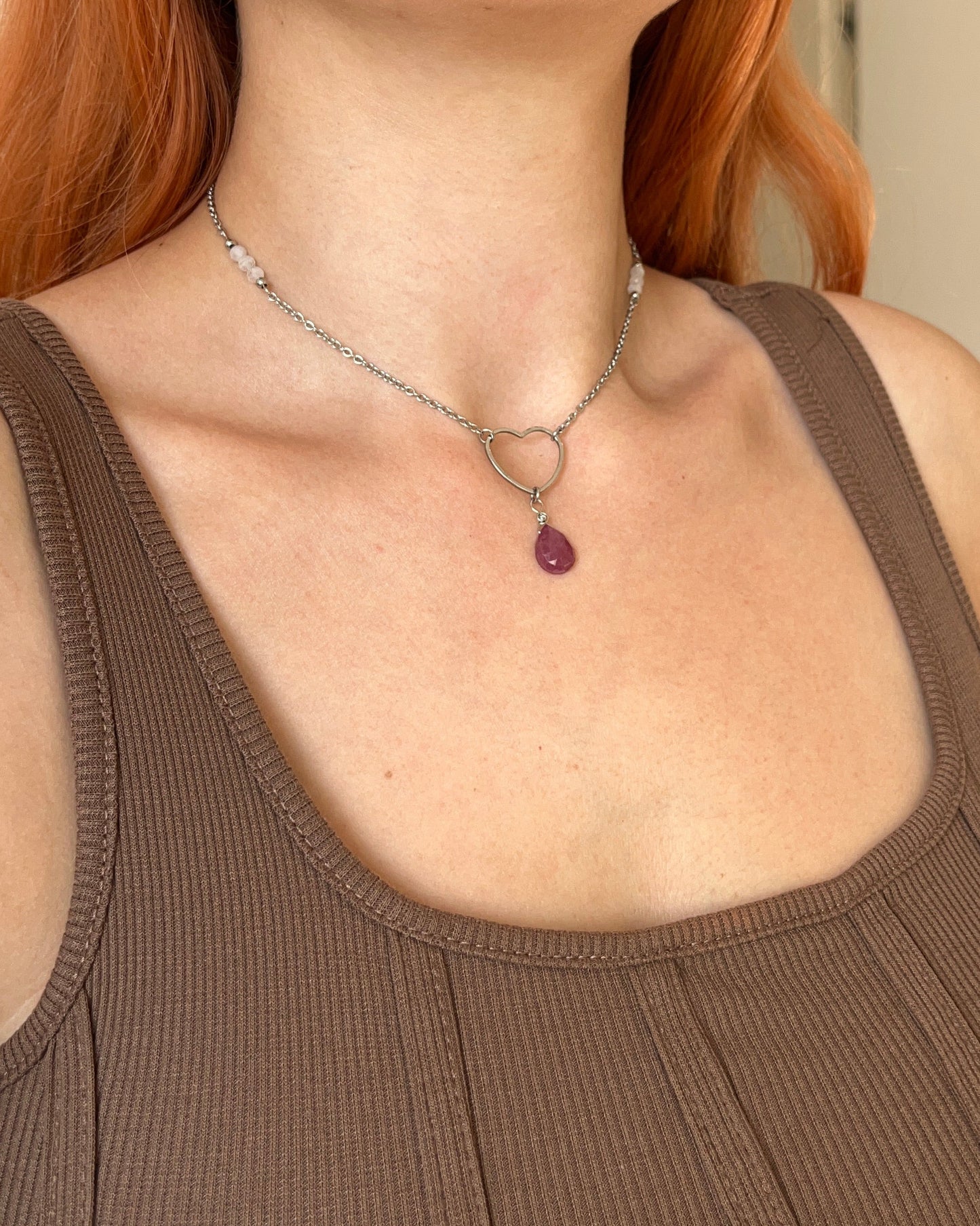 שרשרת צ'וקר לב עם רובי וחרוזי מונסטון ריינבו | סטיינלס סטיל