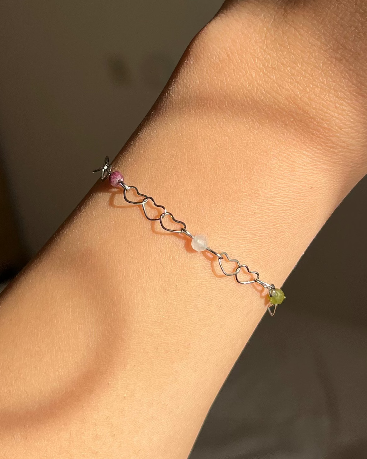 צמיד לבבות עם טורמלין | סטיינלס סטיל