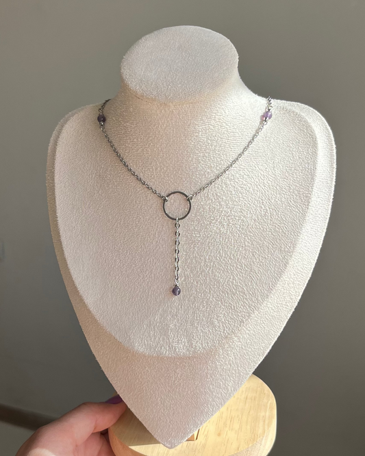 שרשרת צ'וקר חישוק עם עניבה ואבני אמטיסט | סטיינלס סטיל