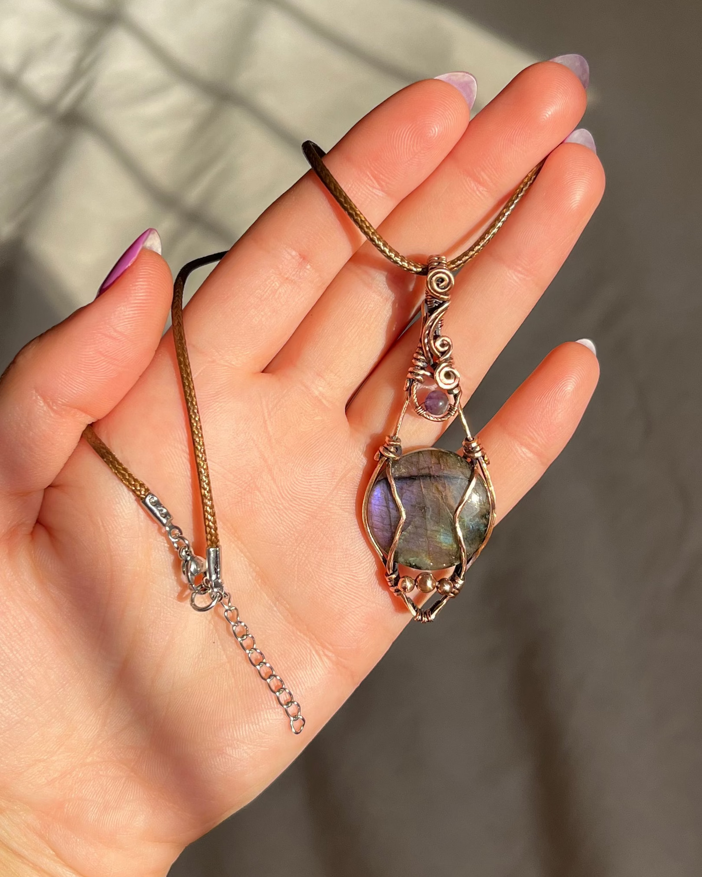 שרשרת נחושת לברדורייט צבעונית עם אמטיסט