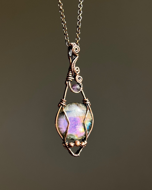 שרשרת נחושת לברדורייט צבעונית עם אמטיסט