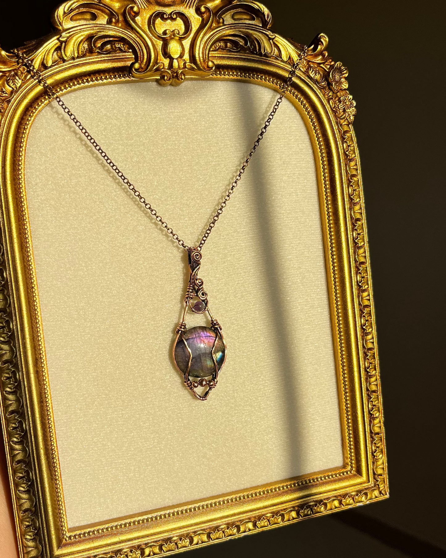 שרשרת נחושת לברדורייט צבעונית עם אמטיסט