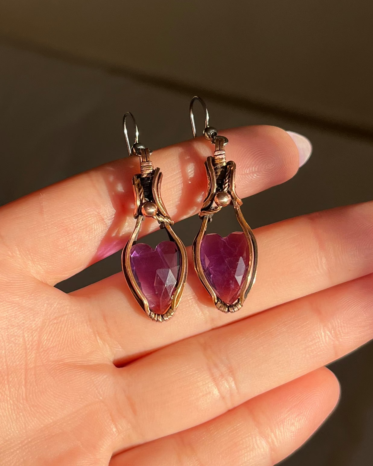 עגילים נחושת אמטיסט בצורת לב