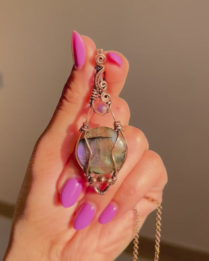 שרשרת נחושת לברדורייט צבעונית עם אמטיסט